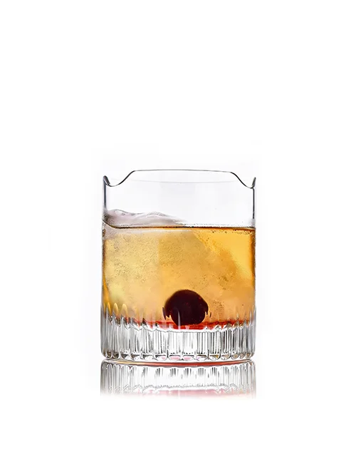 Whiskeyglas mit Eis und Kirsche, strahlt elegante Luxus aus.