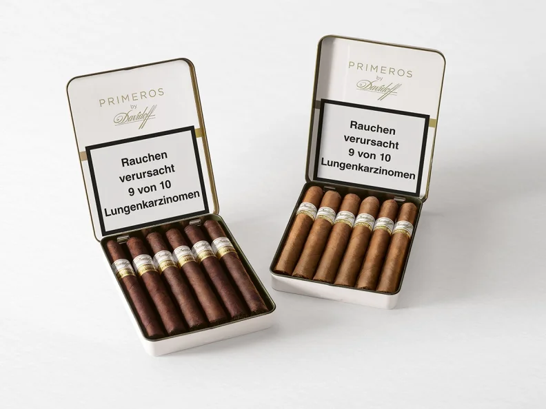 Geöffnete Dosen Primeros by Davidoff Dominican Maduro und Dominican, jeweils mit Petit-Panetela-Zigarren.