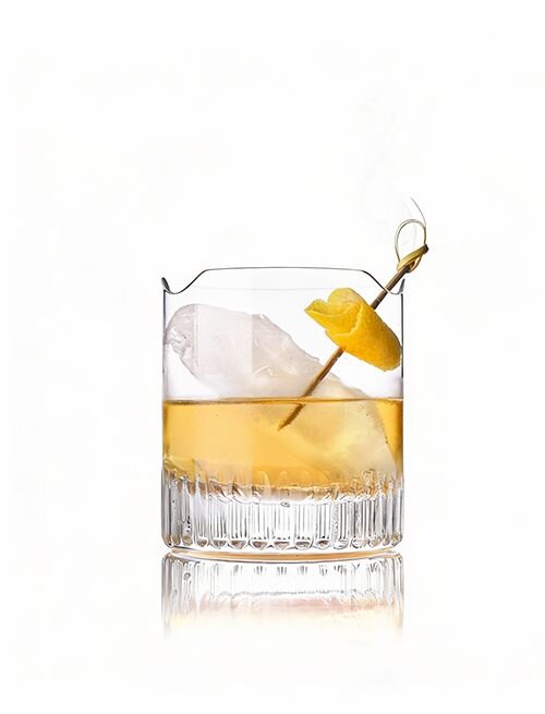 Zitrus-Cocktail mit Eis und Zitronenzeste.