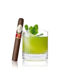 Year of the Horse Limited Edition-Zigarre mit einem Glas Matcha-Limonade.