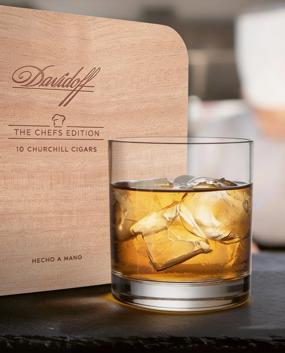 Davidoff Chefs Edition 2021 Churchill Cigar, angelehnt an ein Glas gereiften Whiskys.