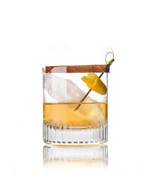 Mezcalo-Cocktail mit Eis und Zitronenzeste.