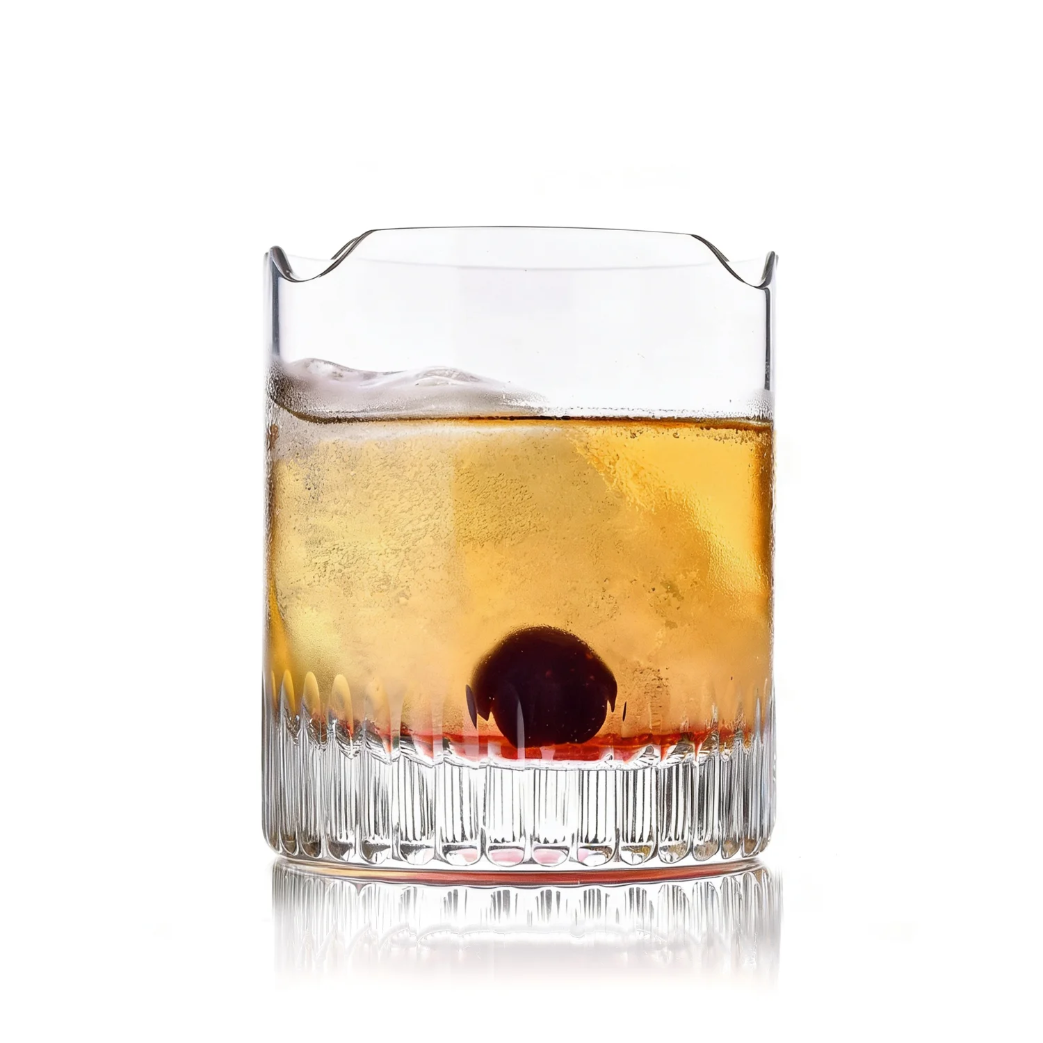 Whiskeyglas mit Eis und Kirsche, strahlt elegante Luxus aus.