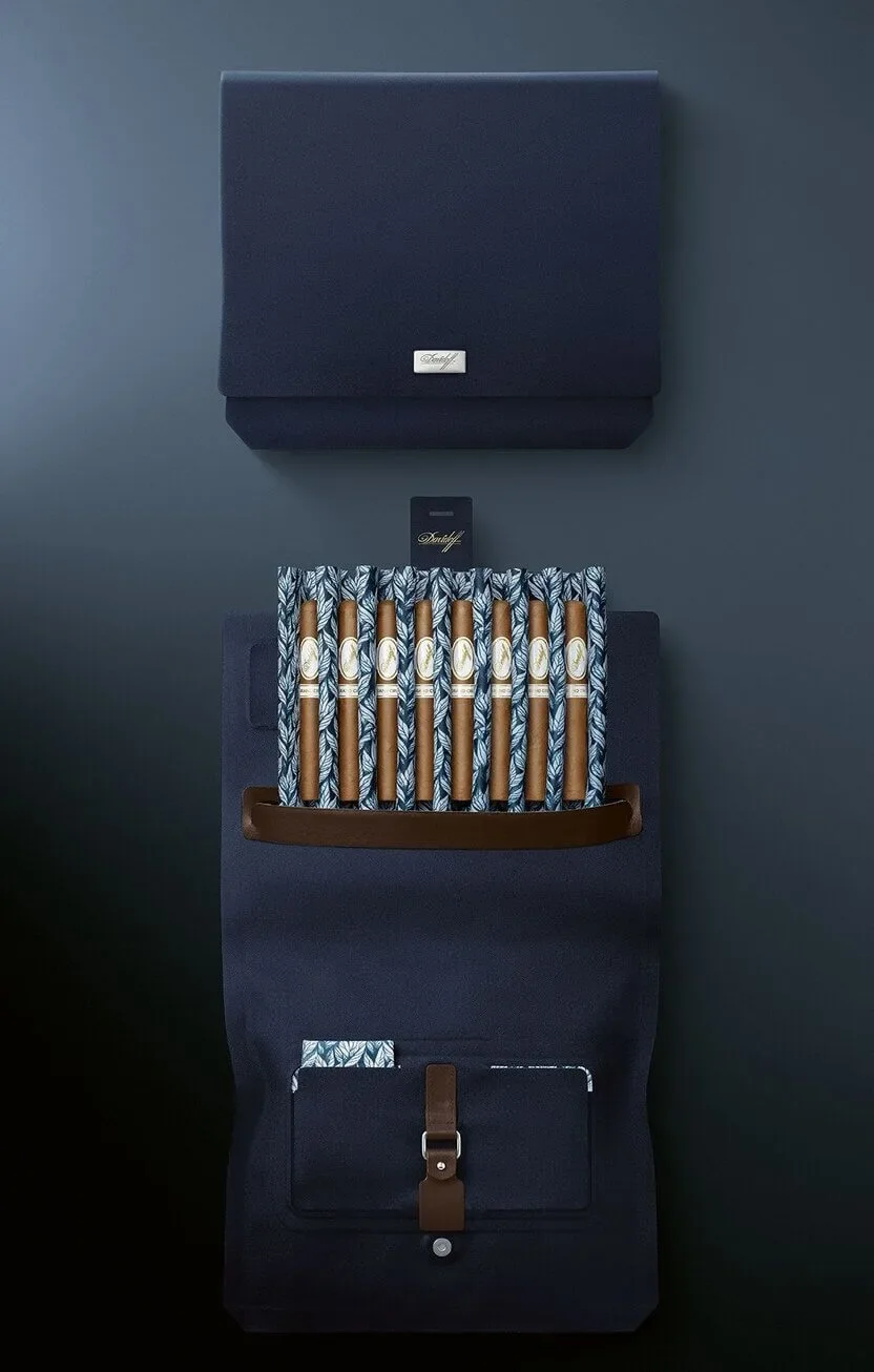 Ein geschlossener Davidoff Travel Humidor Business neben einem geöffneten mit sichtbarem Zigarrentablett und Zigarren.