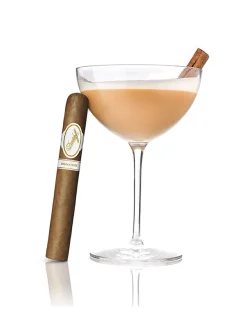 Morning-Coffee-Cocktail mit Zimtstange, serviert mit einer Davidoff Signature-Zigarre.