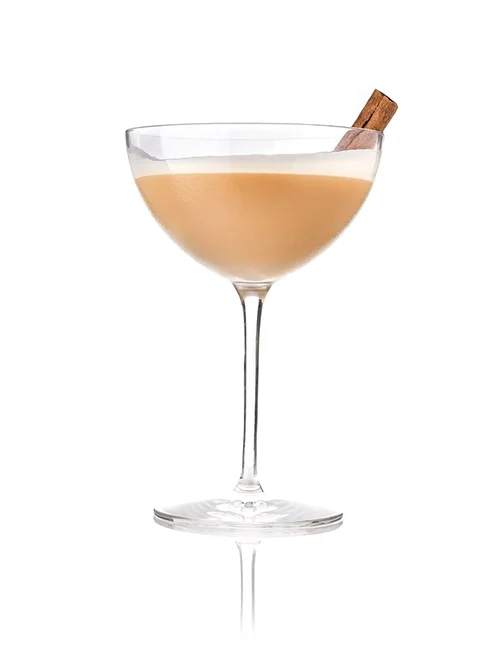 Morning Coffee Cocktail mit Zimtstange, serviert mit einer Davidoff Signature Zigarre.