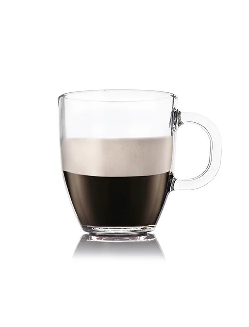 Biscuit-Cocktail in durchsichtigem Glas auf weißem Hintergrund.