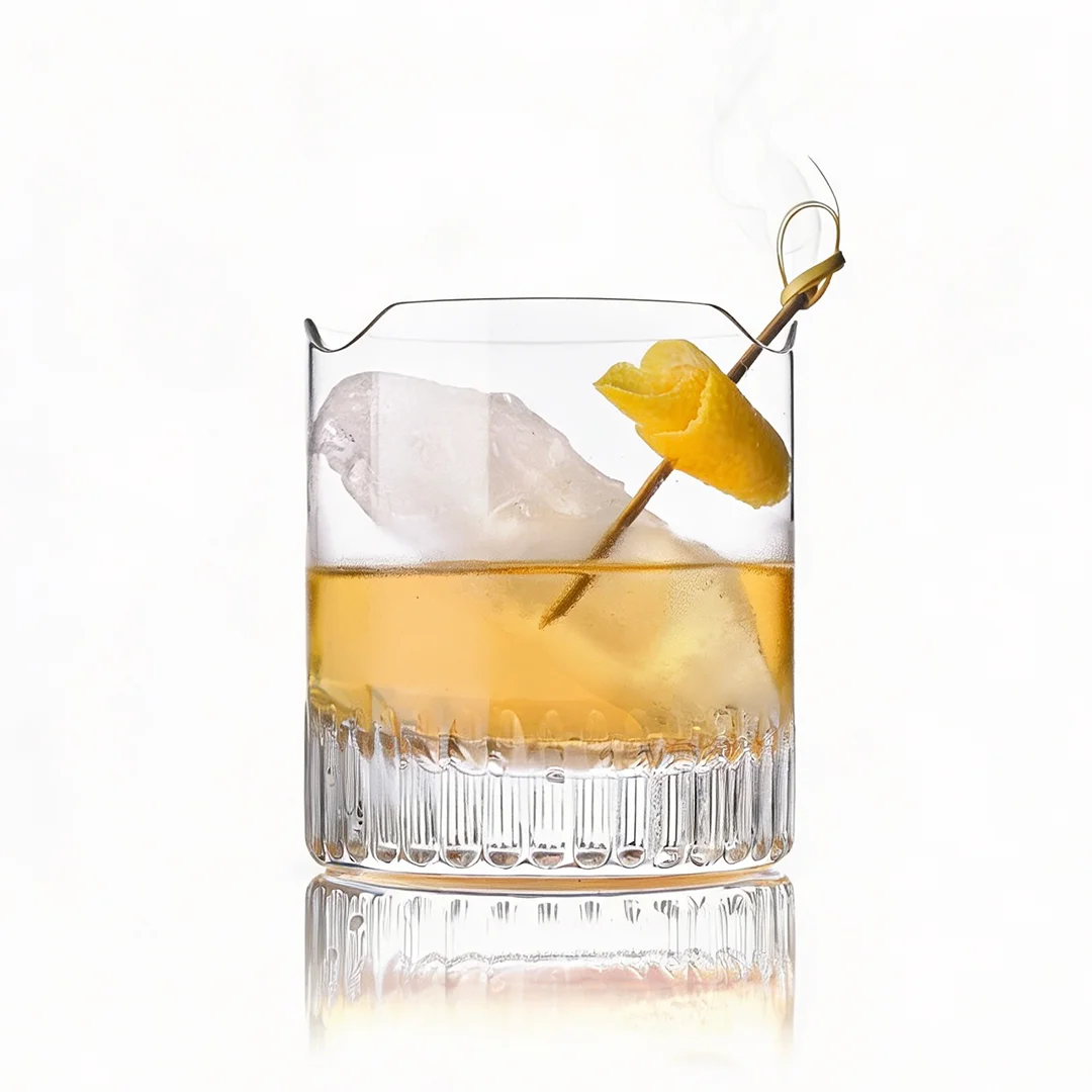 Zitrus-Cocktail mit Eis und Zitronenzeste.