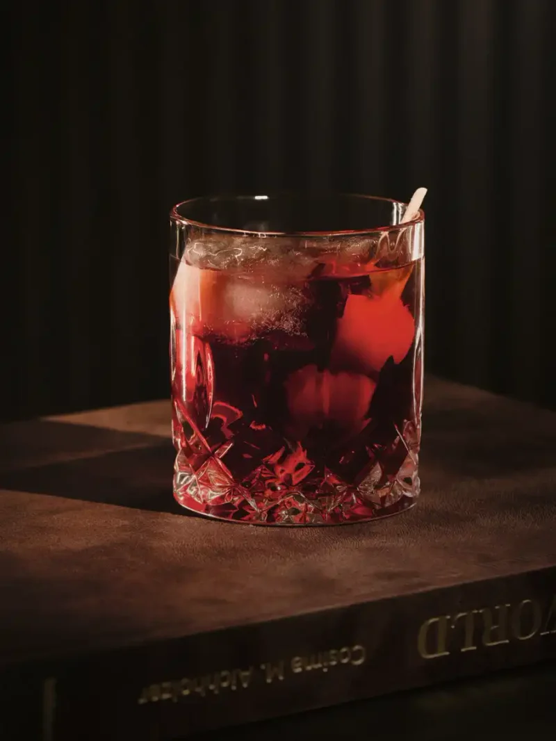 Ein Glas Velvet Ember - Rum Cocktail.