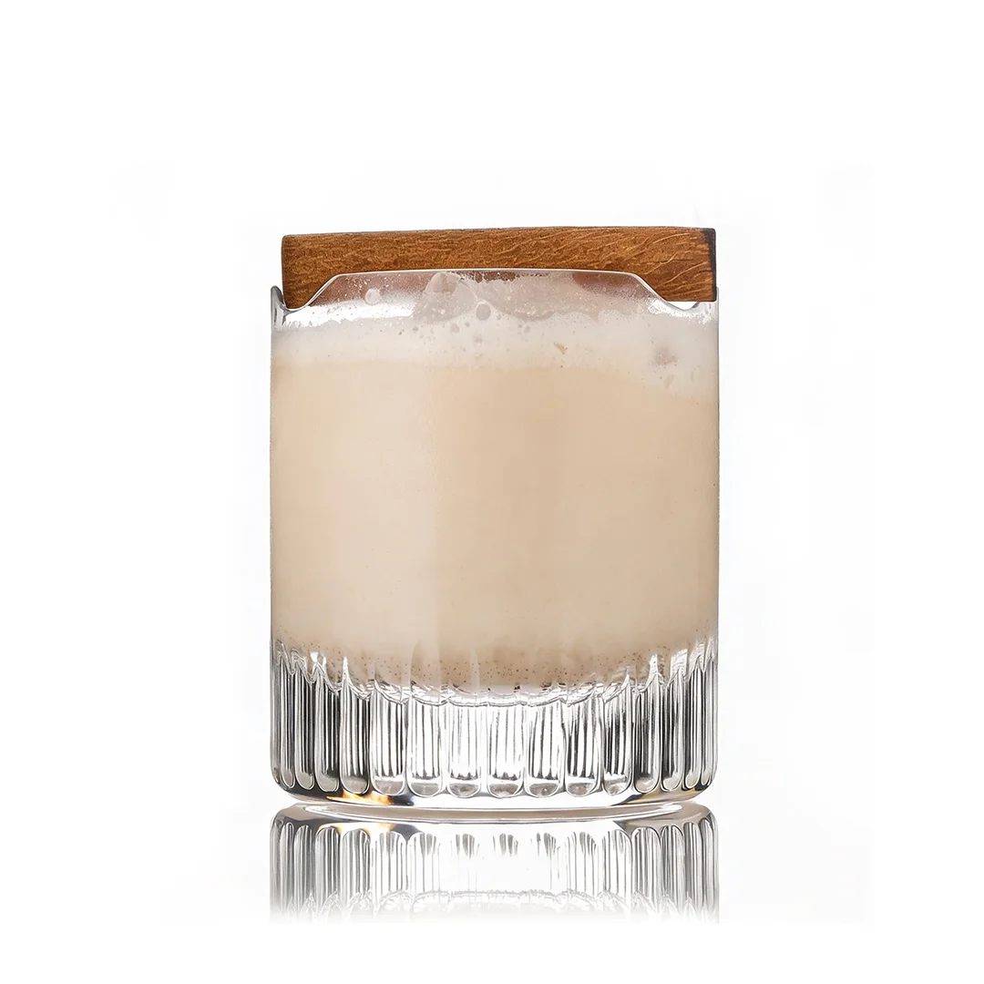 Rumcreme-Cocktail mit schaumiger Oberfläche, strahlt Eleganz aus.