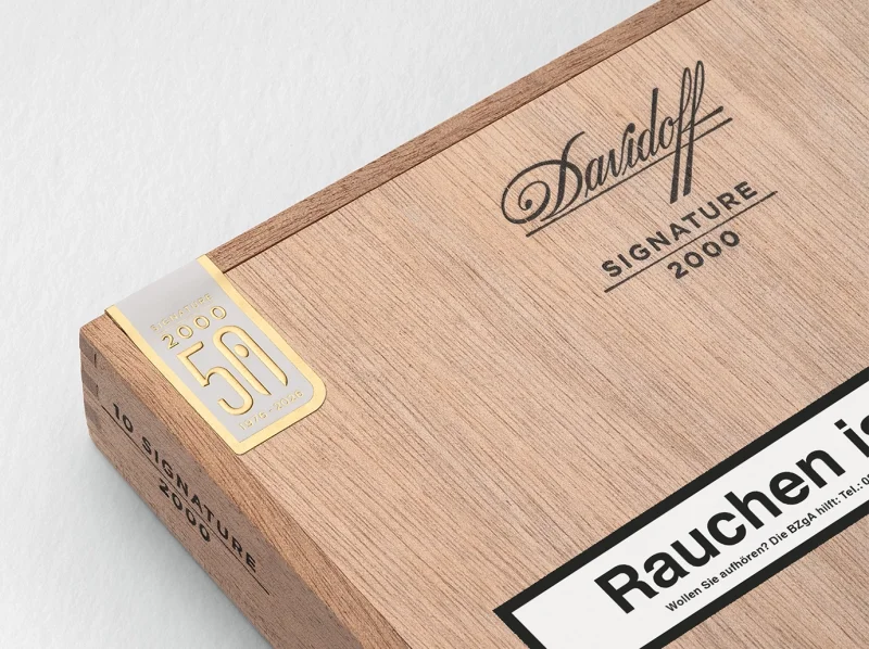 Nahaufnahme der Davidoff Signature 2000-Zigarren mit Detail des 50-Jahre-Jubiläumsaufklebers auf der Verpackung.