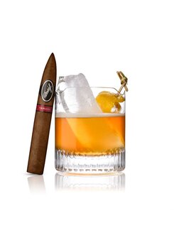 Davidoff Yamasa-Zigarre neben einem Glas bernsteinfarbenen Whiskey on the Rocks mit Zitronenzeste.