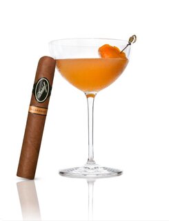 Davidoff Nicaragua-Zigarre neben einem eleganten Orangencocktail mit Orangenzeste im Coupé-Glas.