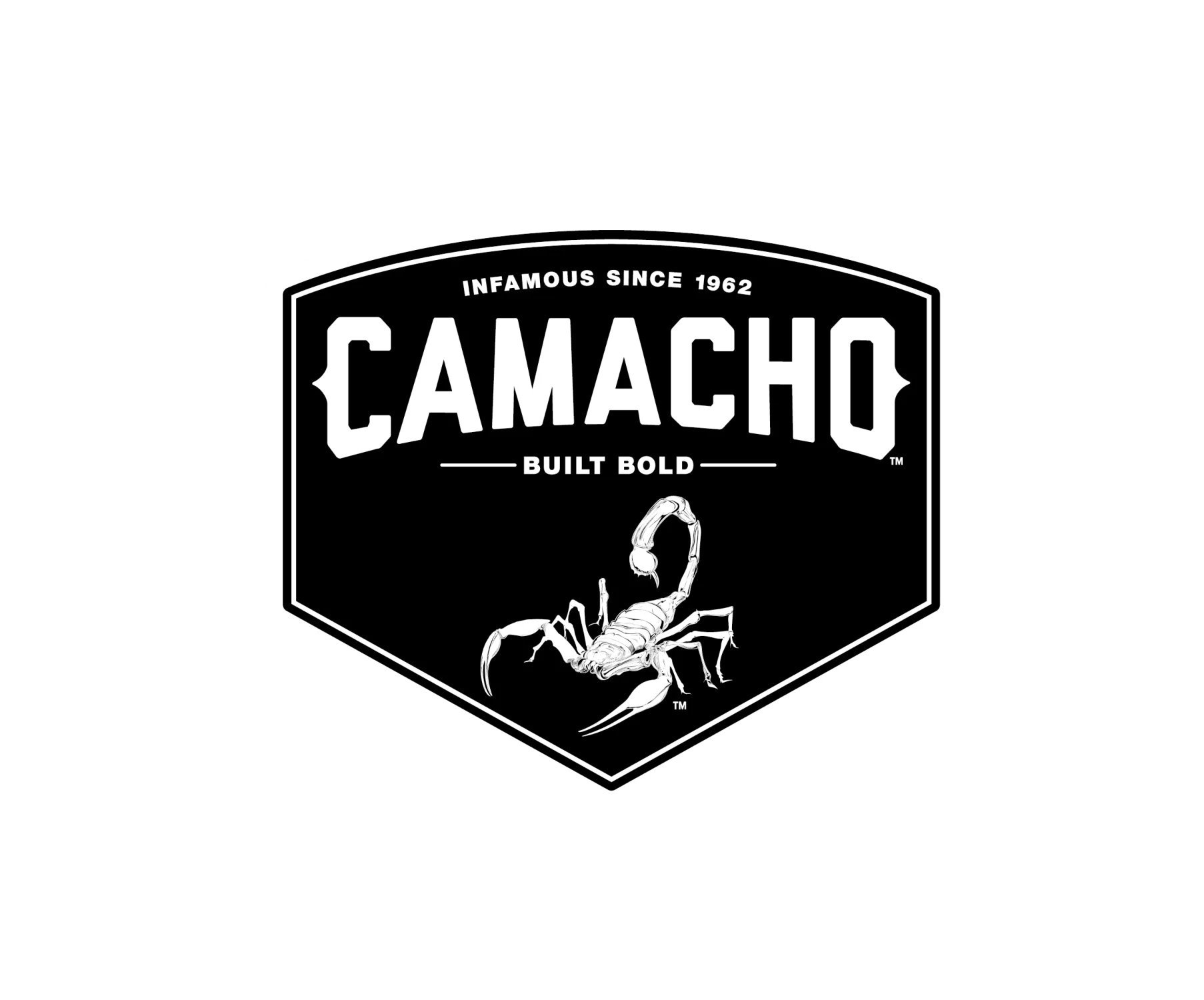 Das Camacho-Logo besteht aus einer markanten Schrift, dem Slogan „Built Bold“ und der Abbildung eines Skorpions vor schwarzem Hintergrund.