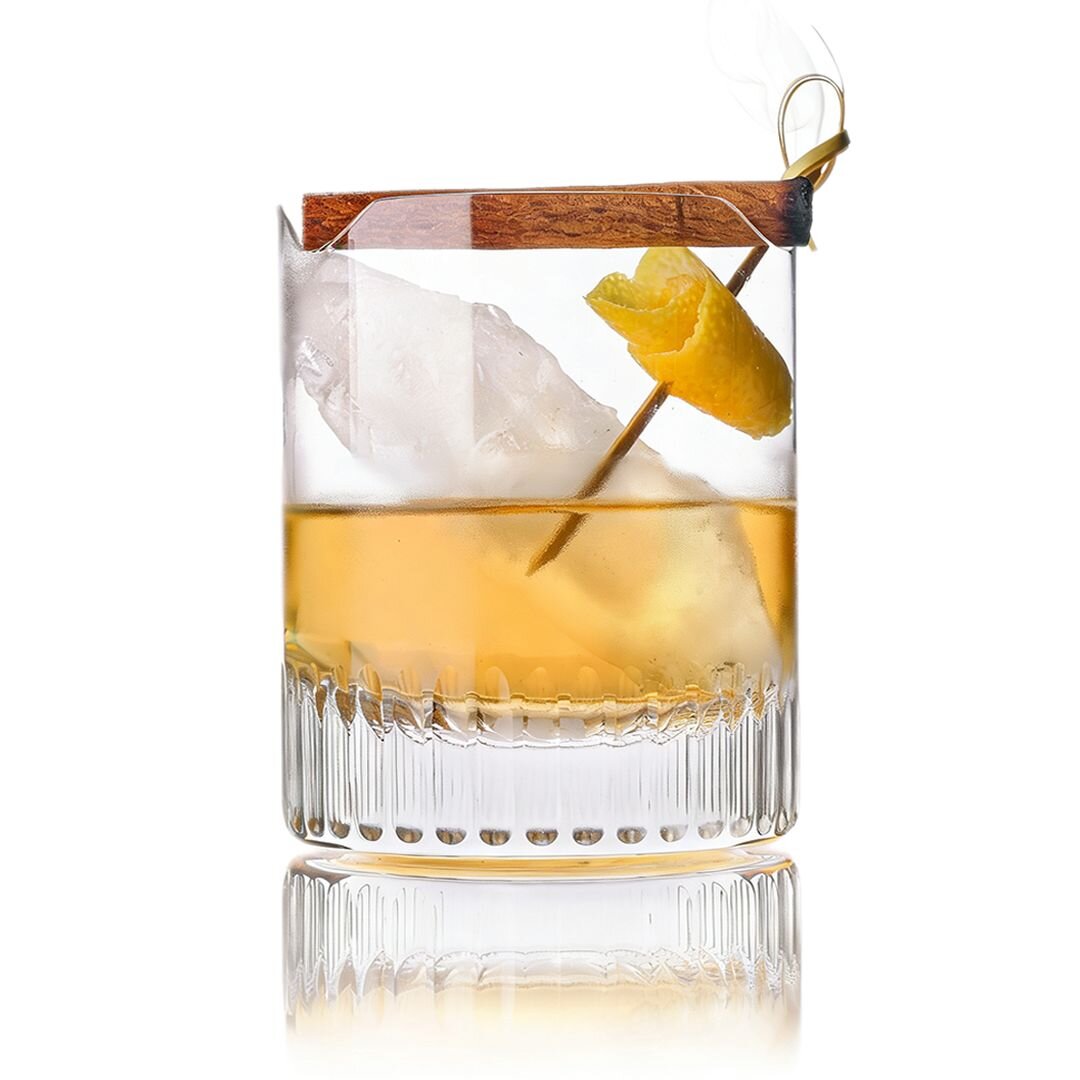 Mezcalo-Cocktail mit Eis und Zitronenzeste.