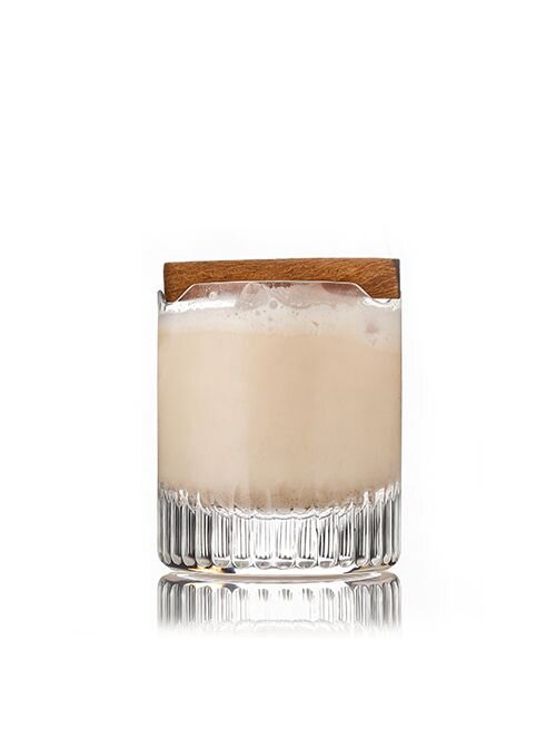 Rumcreme-Cocktail mit schaumiger Oberfläche, strahlt Eleganz aus.