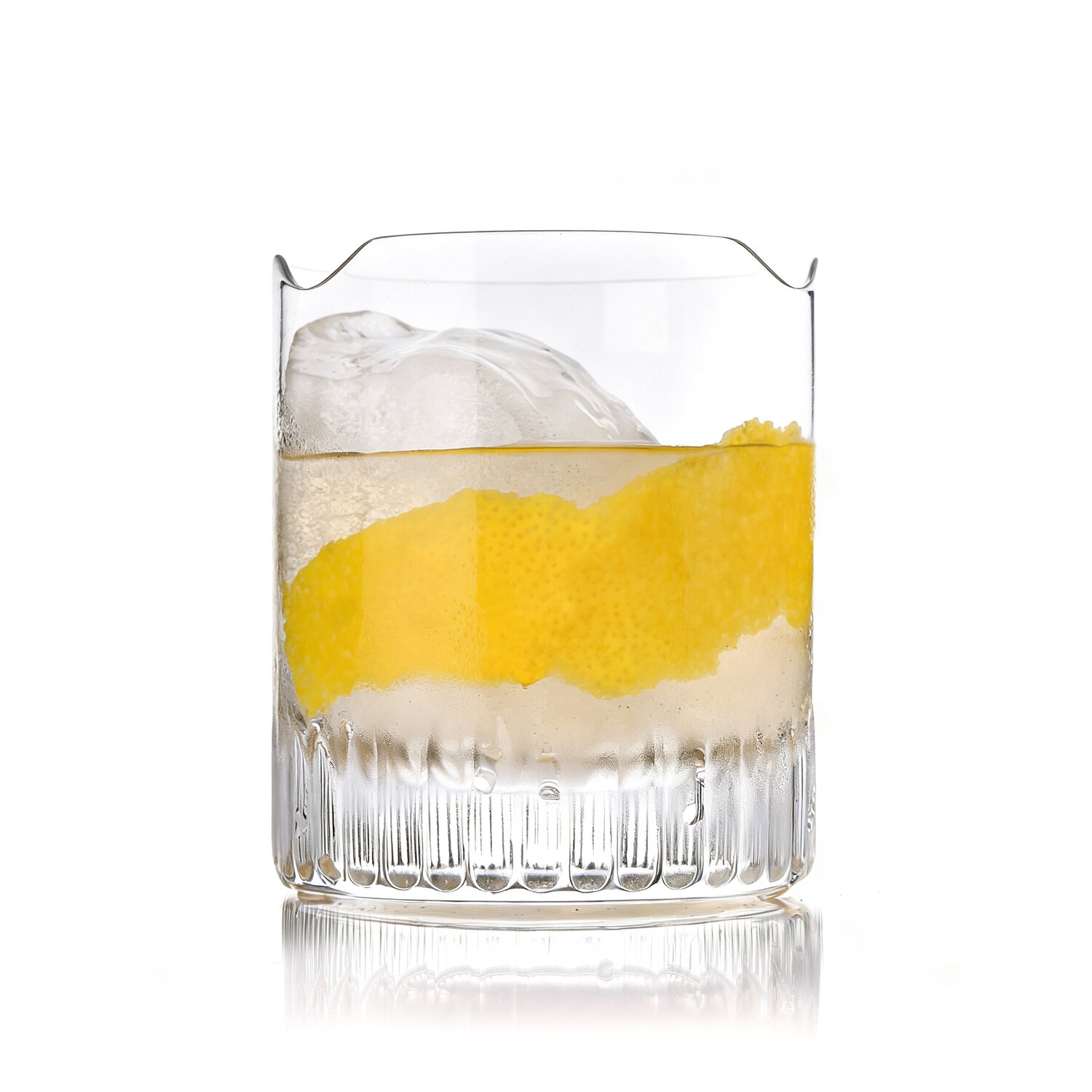 Whiskeyglas mit Zitronenzeste und Eis auf reflektierender Oberfläche.