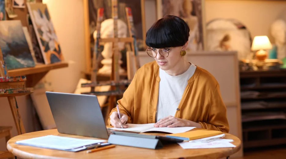 Woman reviewing Arizona power of attorney requirements on a laptop.