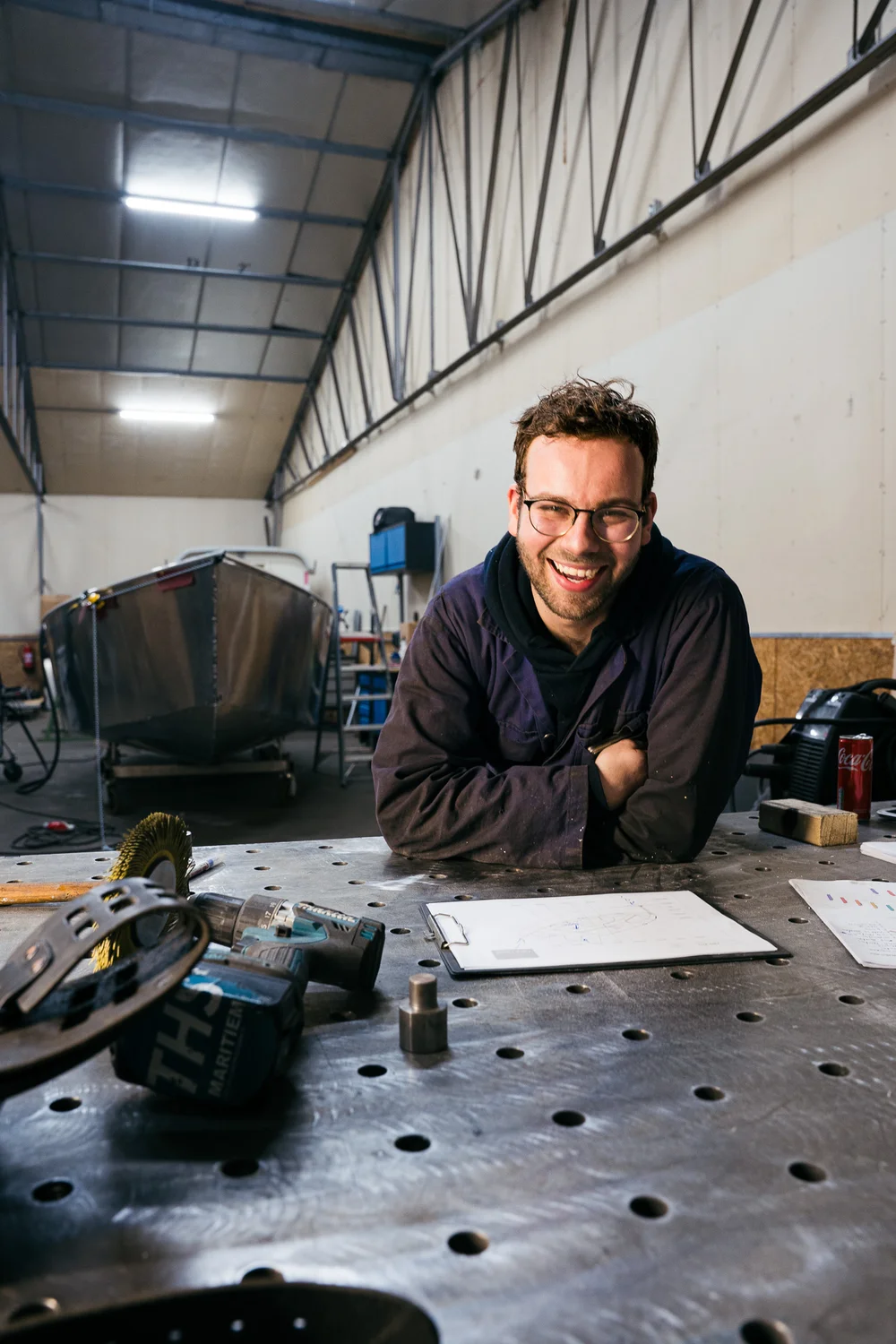 Vakmensen van De Waterwerf aan het werk op een woonschip