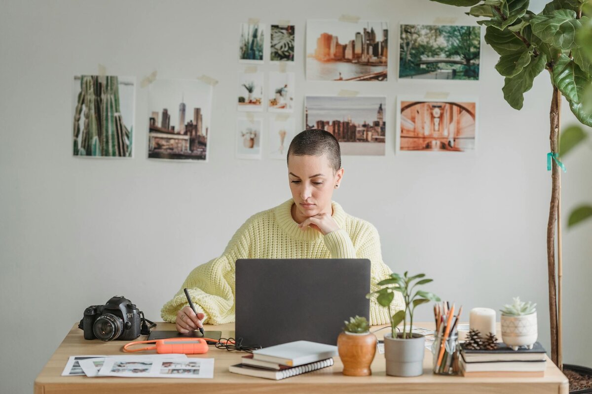 lady on laptop