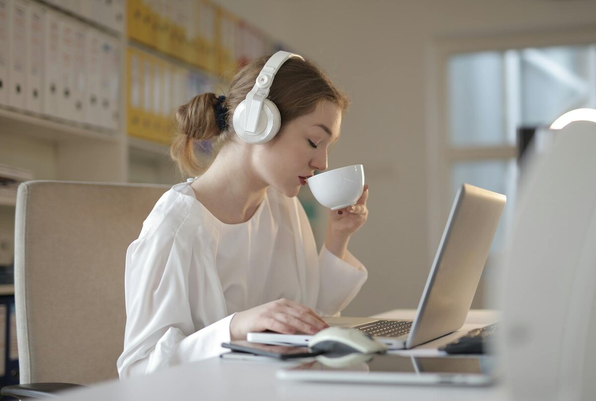 lady with her laptop having tea