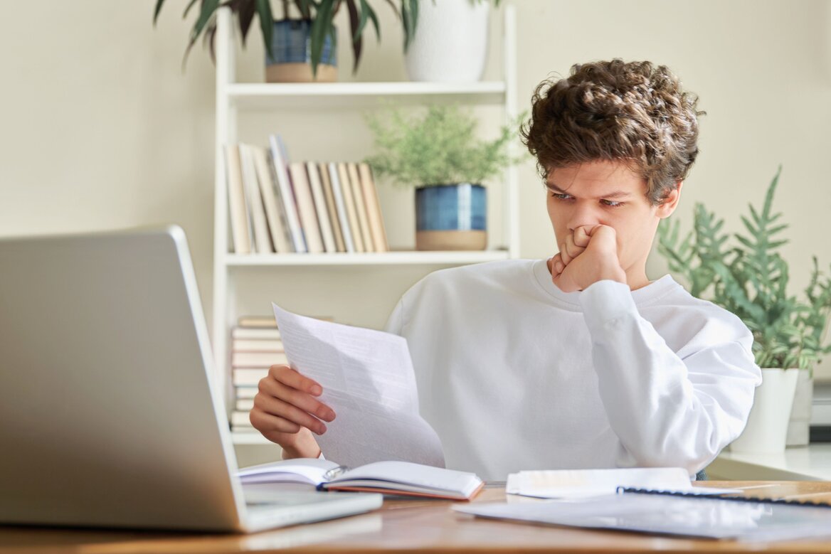 What are CIS monthly returns for renewable energy contractors?