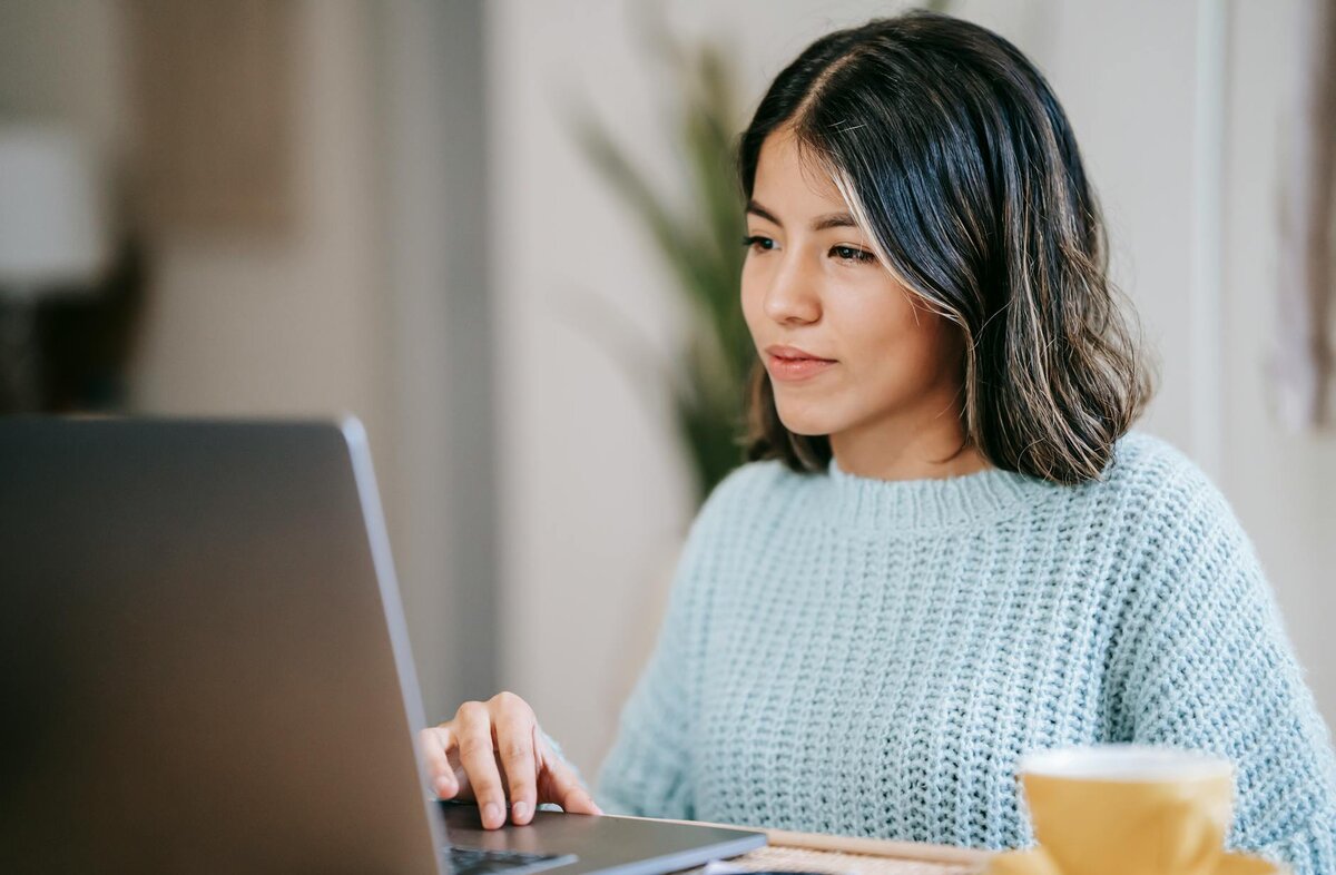 lady on laptop