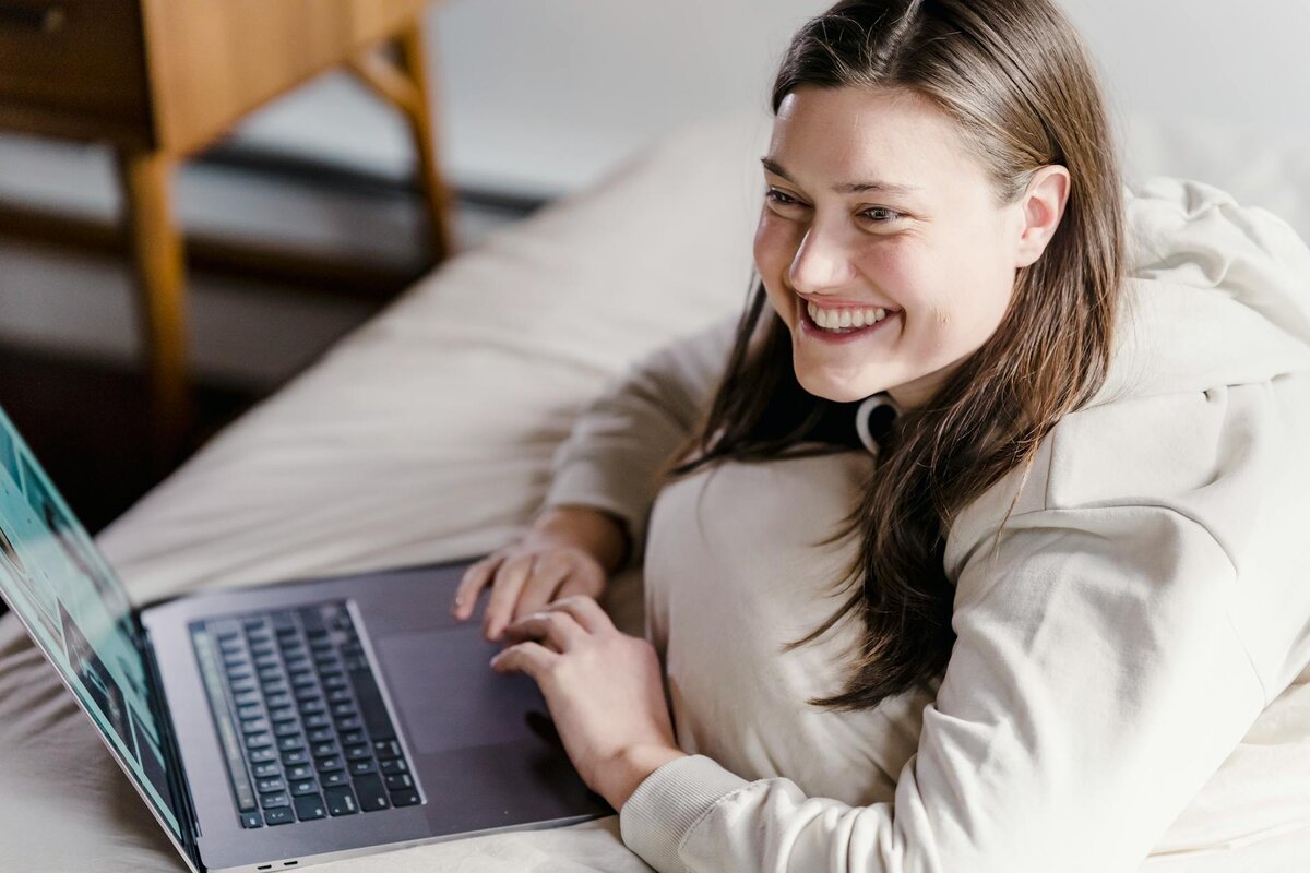 lady with her ;aptop