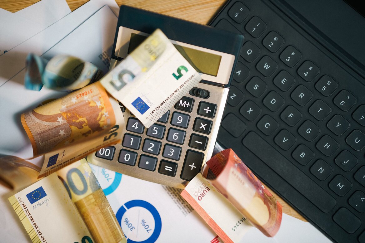 Clutter of items and calculator for assessing taxes