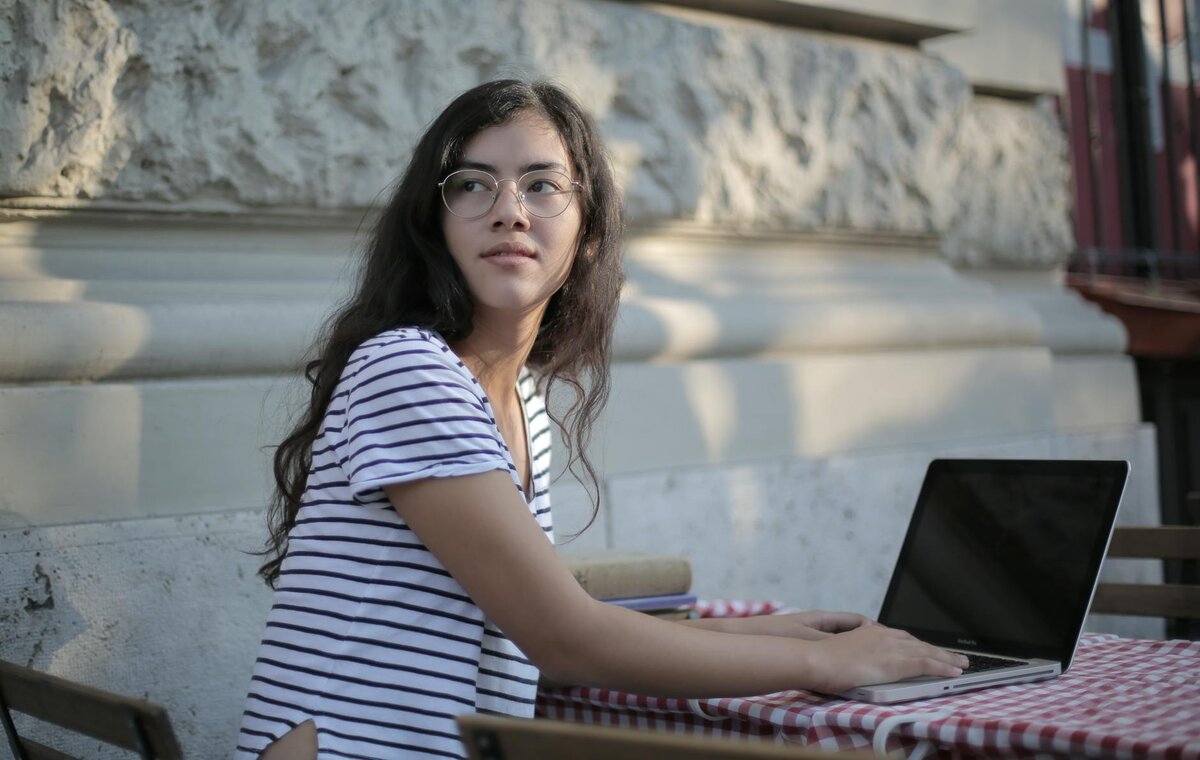 lady on laptop