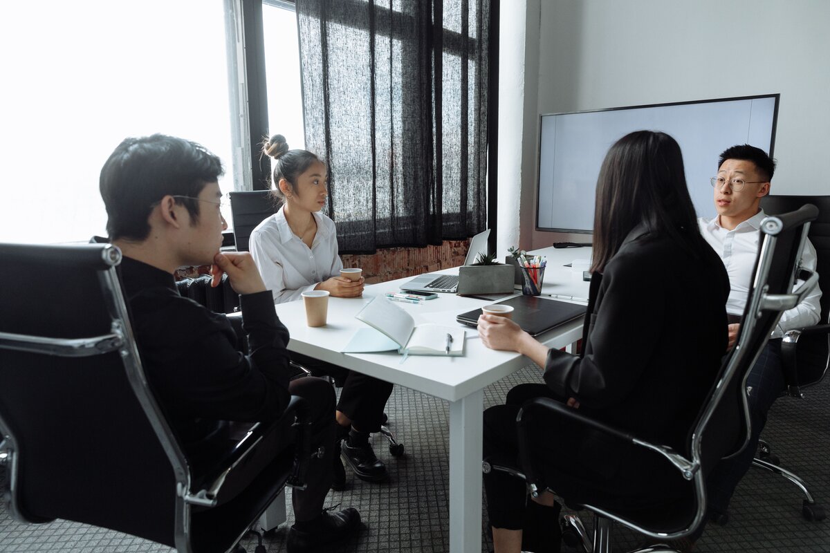 Professionals discussing MTD software compliance with a sole trader.