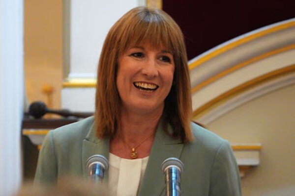 Fabian Society urges Rachel Reeves to cut tax-free pension lump sum to £100k, sparking fears among savers ahead of the November Budget.
