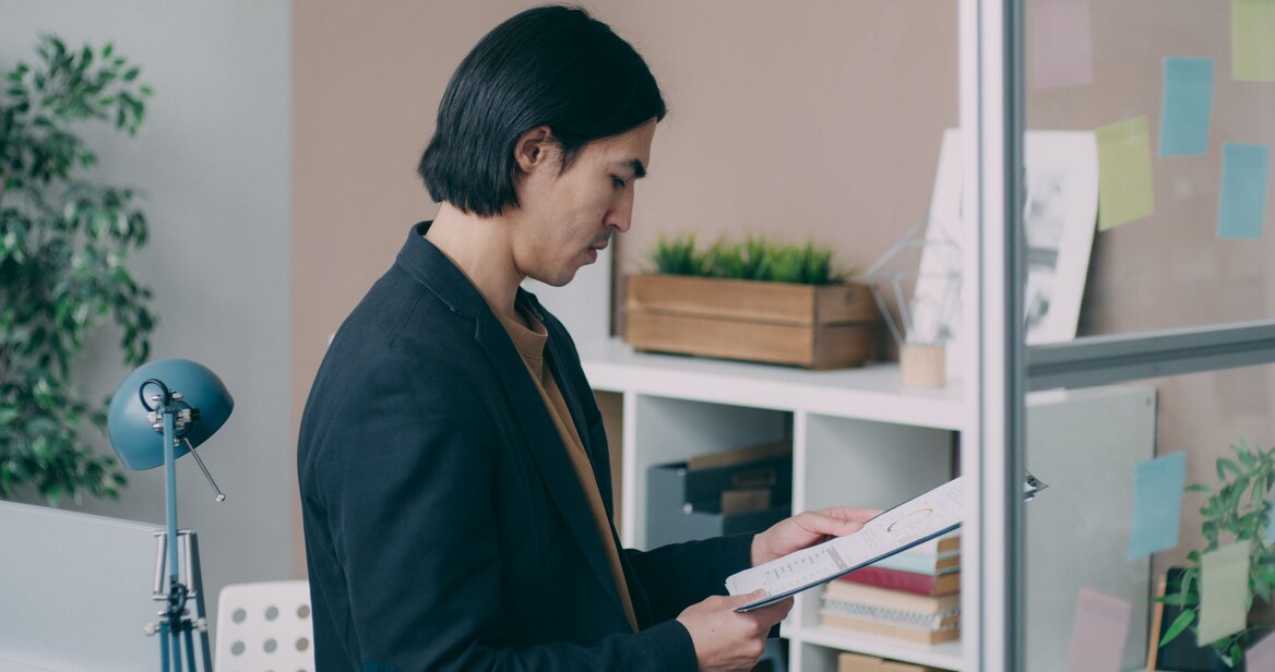 Man figuring out his scheme gains on assessment return 