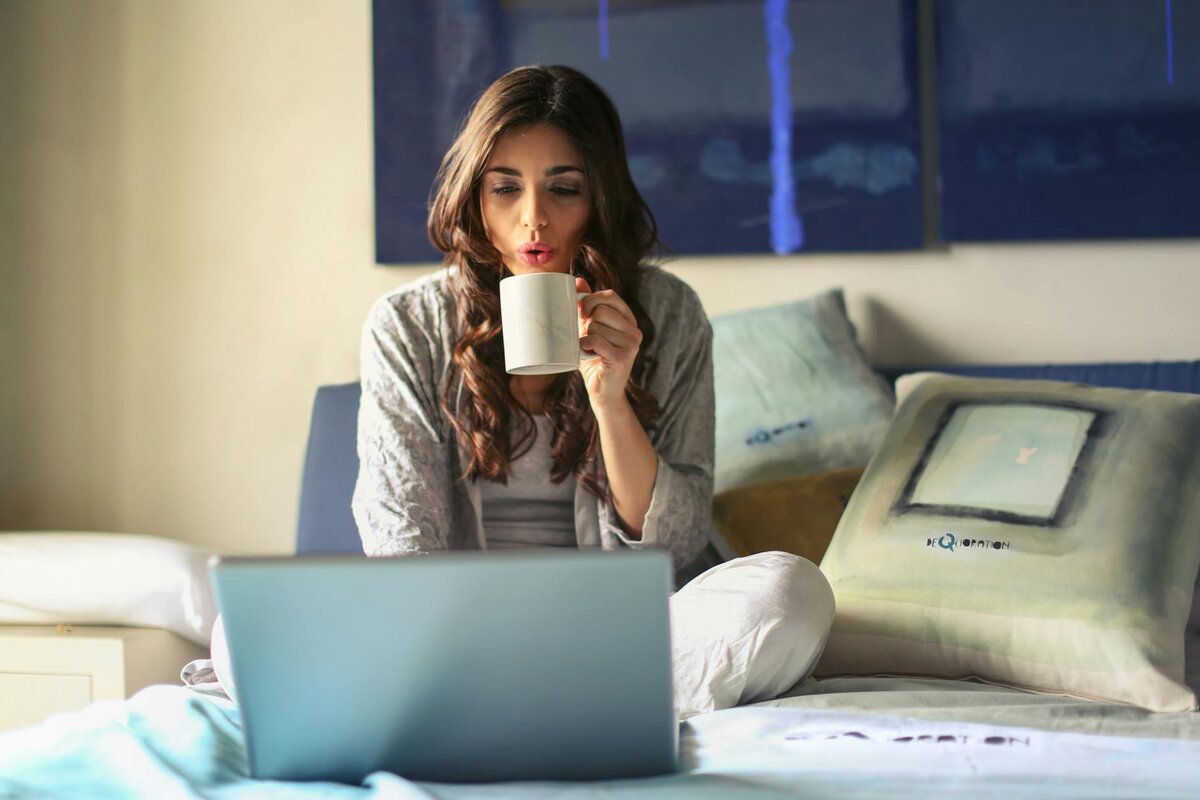 lady on laptop