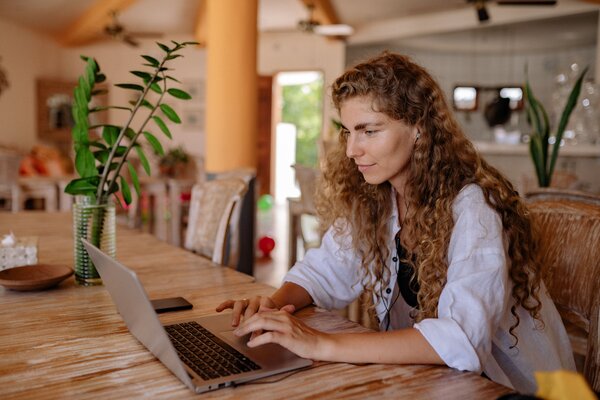 Making Tax Digital evaluates your gross turnover before expenses, not your final profit. Discover how to check your threshold and avoid unexpected HMRC penalties. 
