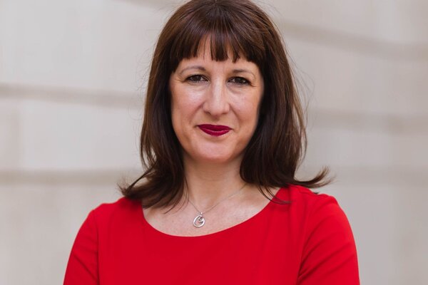 Experts warn that raising income tax would destroy Labour’s credibility, calling it a political and economic risk for Reeves and Starmer.