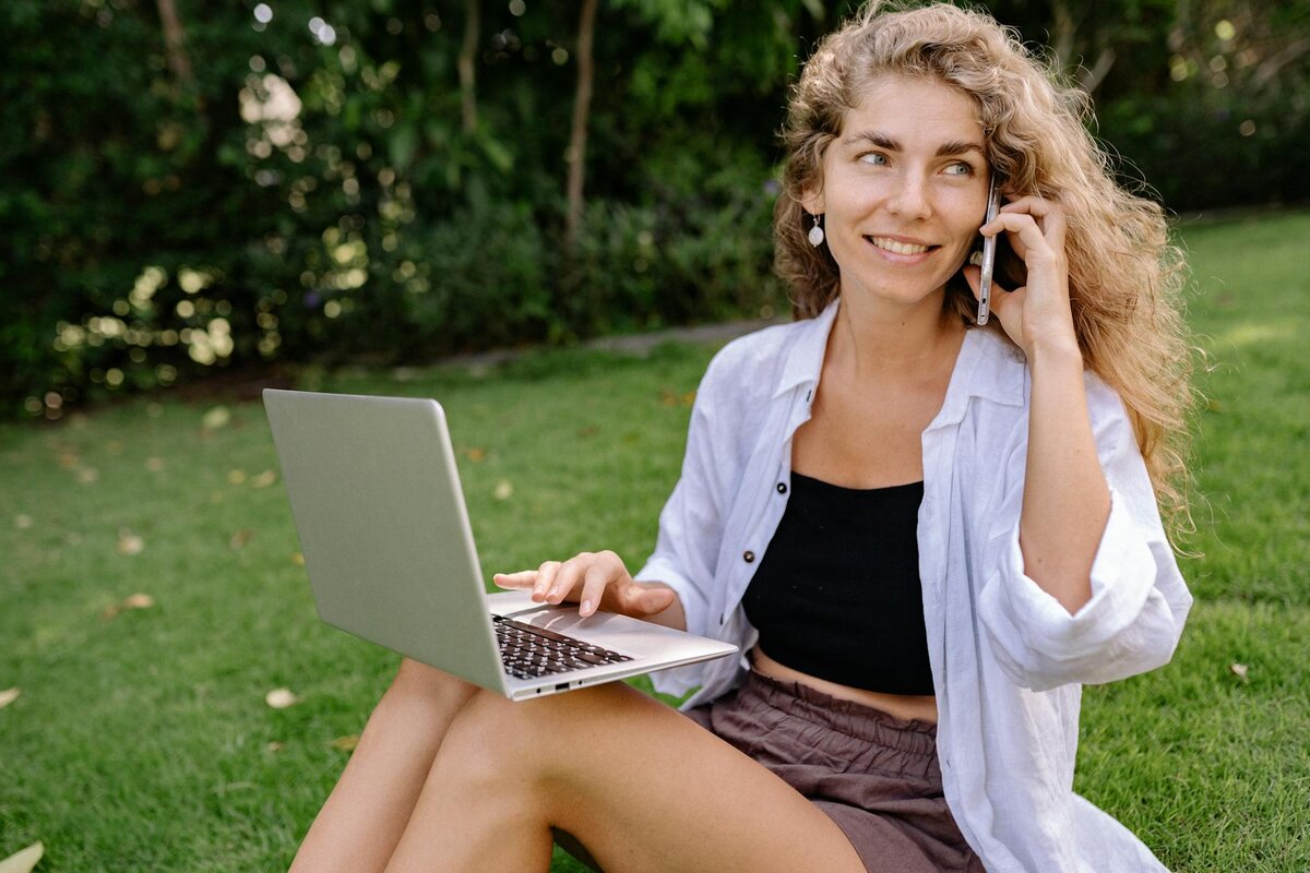lady with her phone
