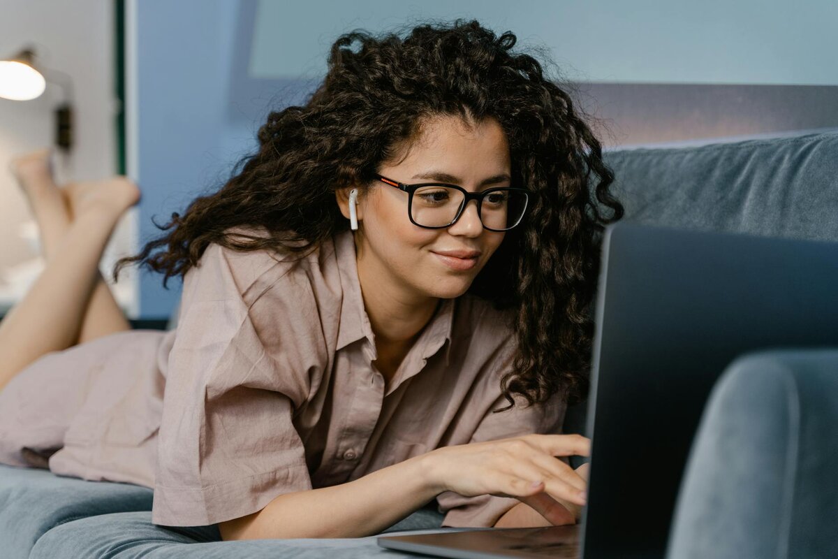 lady with her laptop