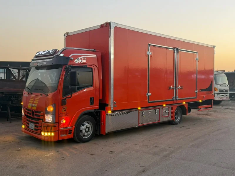 سطحة مغلقة جدة مع سيارة فاخرة