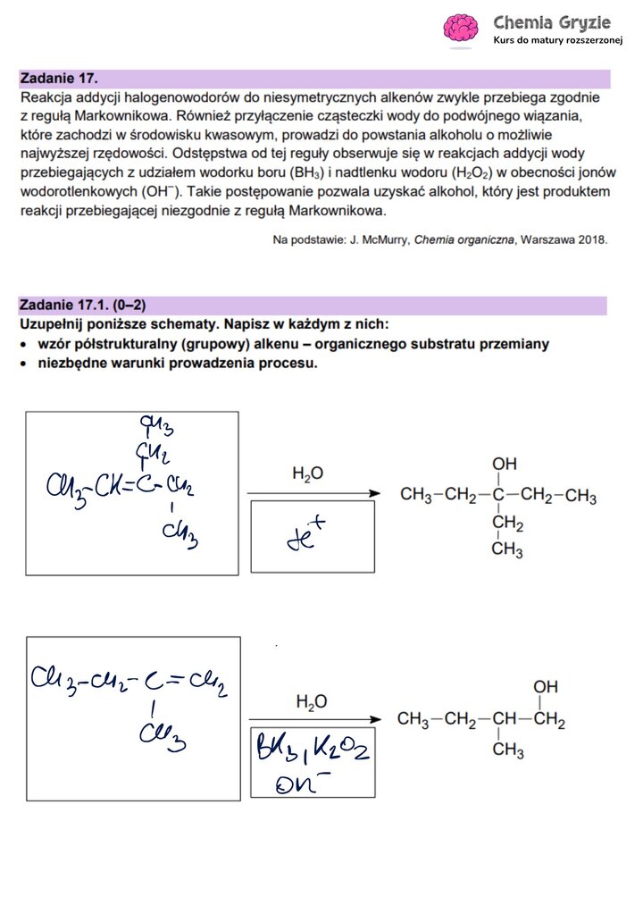 Zadanie maturalne z chemii (17) dotyczące addycji wody do alkenów, z uzupełnionym schematem reakcji przebiegającej zgodnie i niezgodnie z regułą Markownikowa.