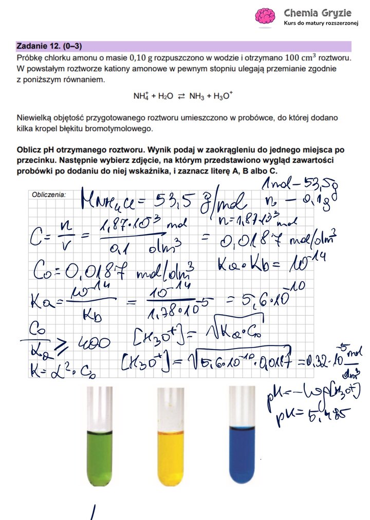 Zadanie maturalne z chemii (12) z obliczeniami pH roztworu chlorku amonu i zdjęciami probówek do określenia barwy wskaźnika.