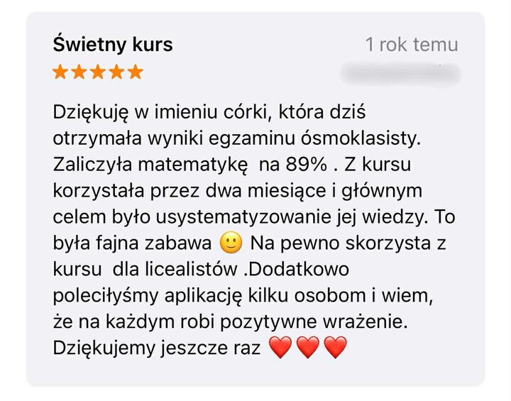 Pozytywna opinia rodzica o tytule "Świetny kurs". Recenzja potwierdza skuteczność aplikacji w przygotowaniach do egzaminu ósmoklasisty – córka uzyskała wynik 89% po dwóch miesiącach nauki. Wspomniano również o korzystaniu z wersji kursu dla licealistów.