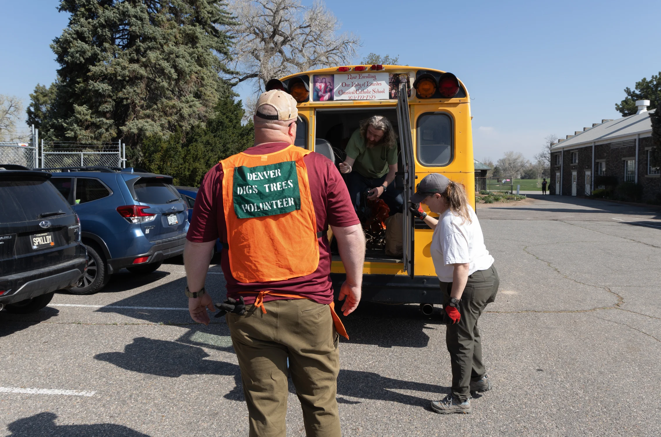 Volunteers helped tree recipients load their trees into cars, trucks and school buses. Photo: Carly Rose, Rocky Mountain PBS