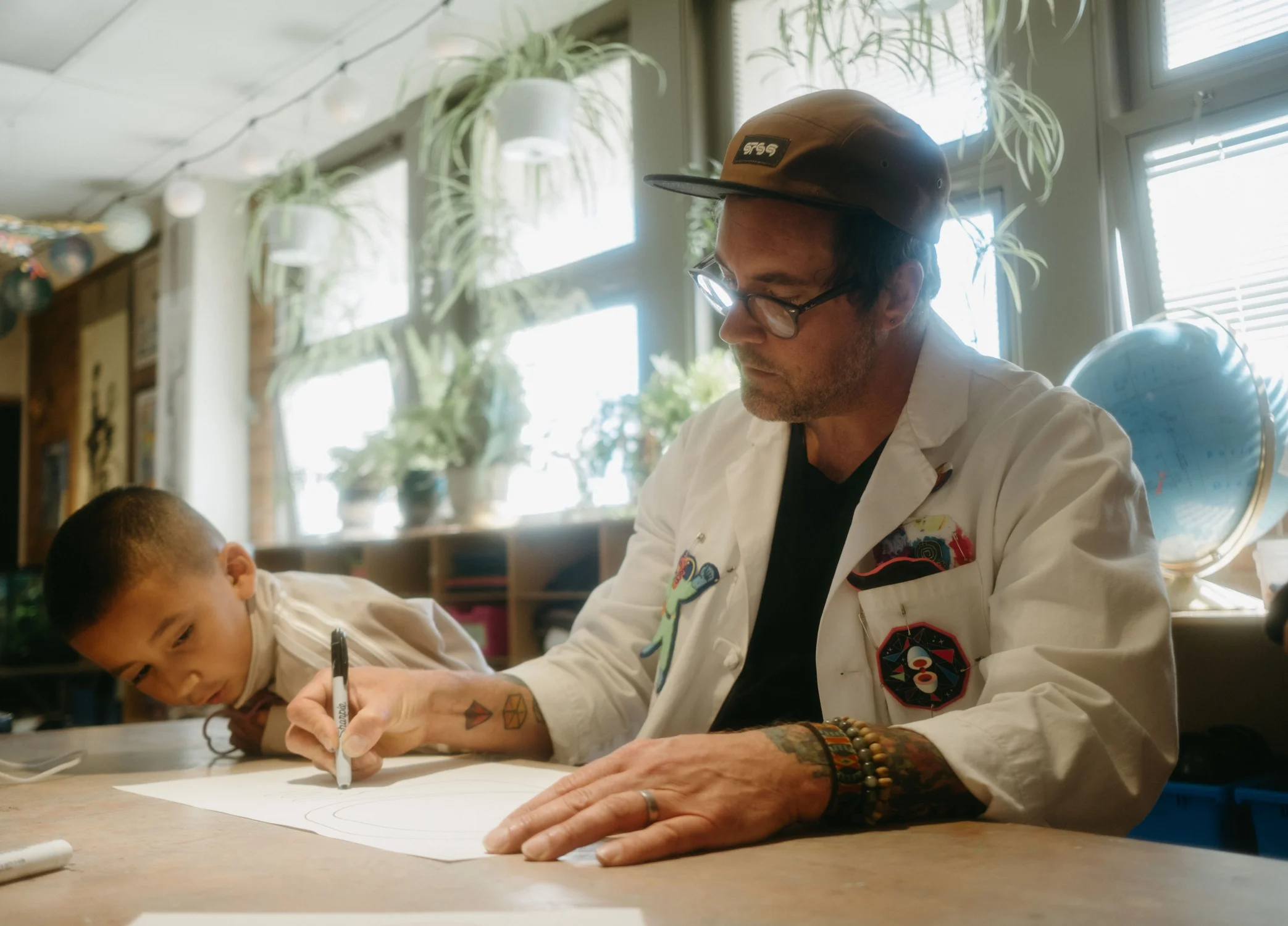 Quenzer works with a student. Photo: Peter Vo, Rocky Mountain PBS