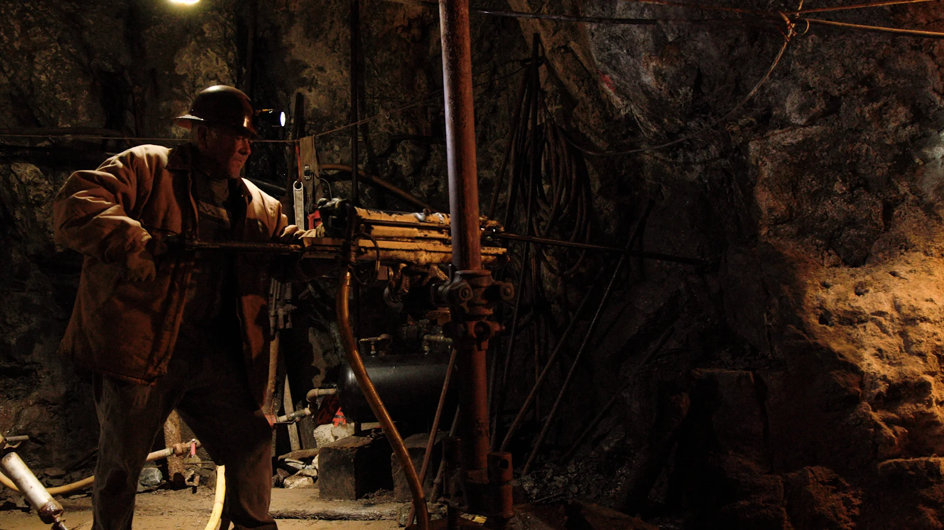 A former miner demonstrated how to use drilling equipment. Photo: Ziyi Xu, Rocky Mountain PBS