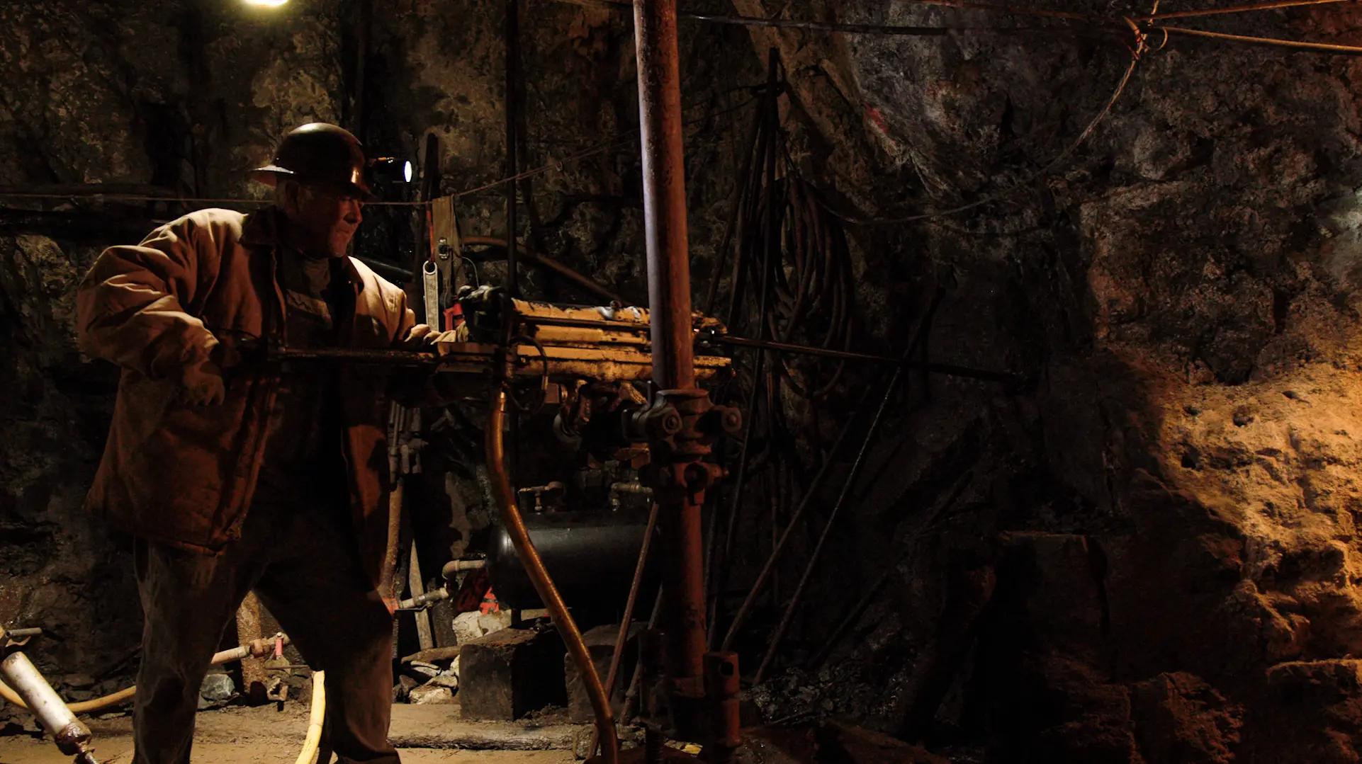 A former miner demonstrated how to use drilling equipment. Photo: Ziyi Xu, Rocky Mountain PBS