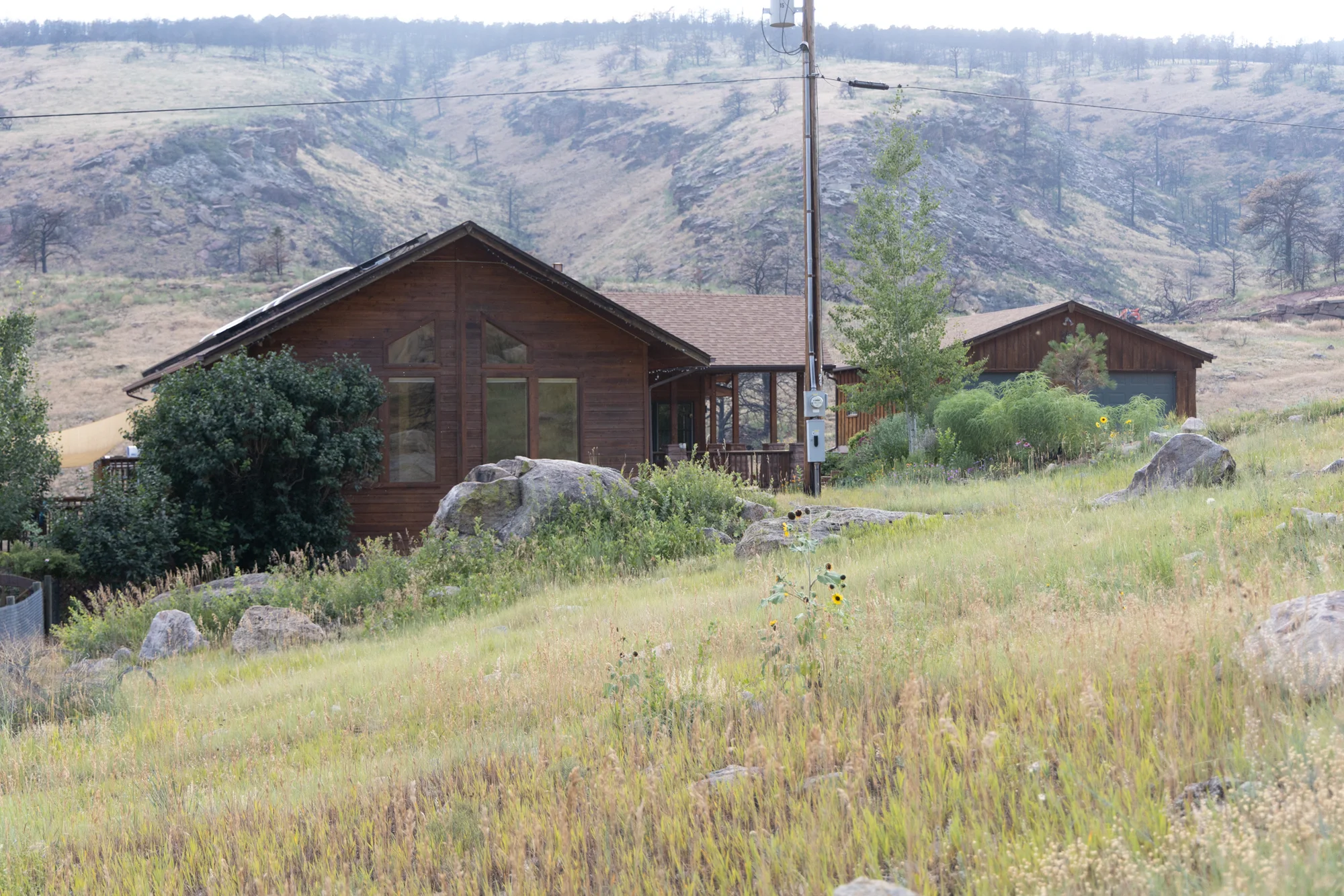 Nick Schneider and Erica Ellingson’s wooden home outside Lyons, Colorado.  Photo: Amanda Horvath, Rocky Mountain PBS