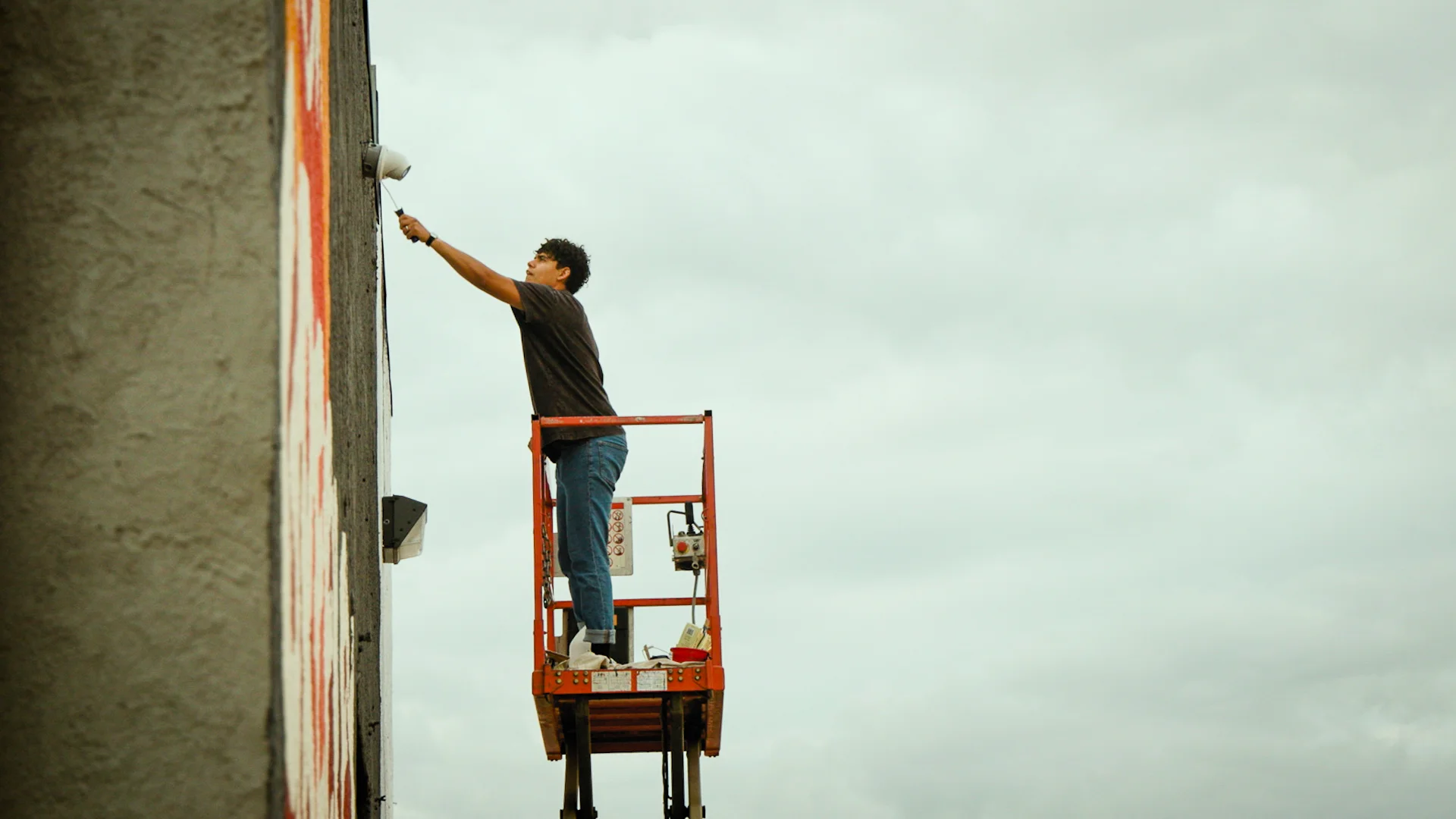 Alonzo Harrison preps his wall on a scissor lift. Photo: Cormac McCrimmon, Rocky Mountain PBS