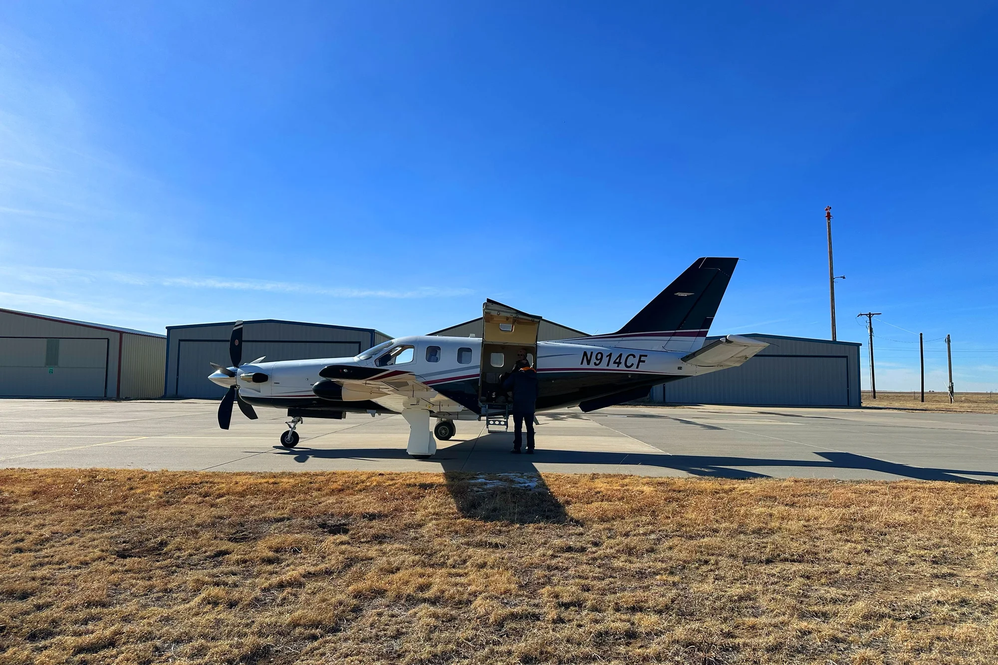 Frankum unloads his plane after the near 45-minute flight from Denver to Springfield. Photo: Chase McCleary, Rocky Mountain PBS