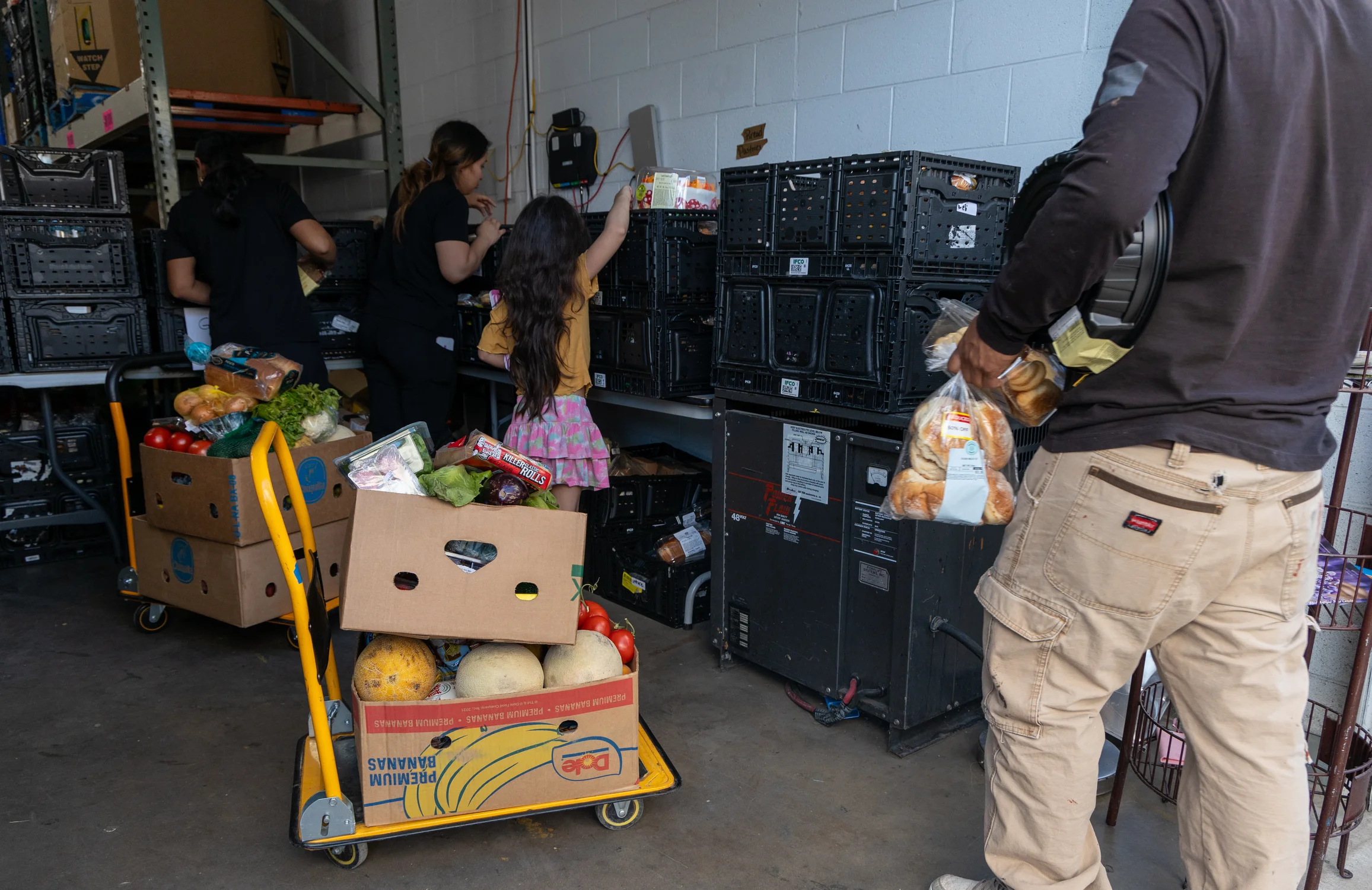 Shoppers at Joy’s Kitchen take home free food which would have otherwise been thrown away by grocery stores. Photo: Carly Rose, Rocky Mountain PBS